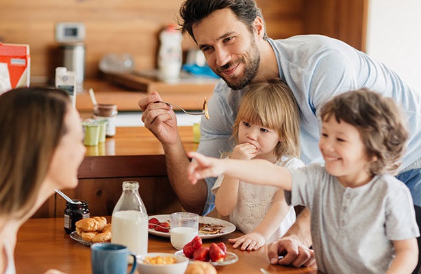 Image of family eating healthy foods