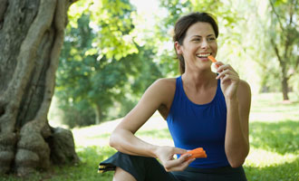 woman eating carrots